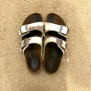 Birkenstocks size 34 if you are not familiar with those sizes it’s kids 3-4